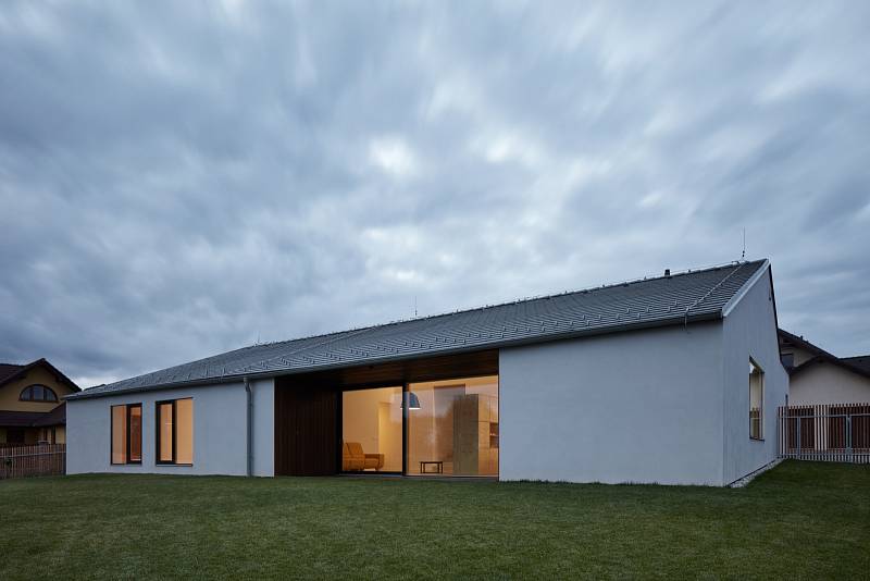 Mezi projekty Atelieru 111 architekti, které si získaly zaslouženou pozornost veřejnosti i odborníků, v tomto případě Národní cenu za architekturu roku 2019, patří moderní dům v jihočeských Litvínovicích.