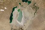Vysychající Aralské jezero na satelitním snímku NASA. Stav v roce 2007