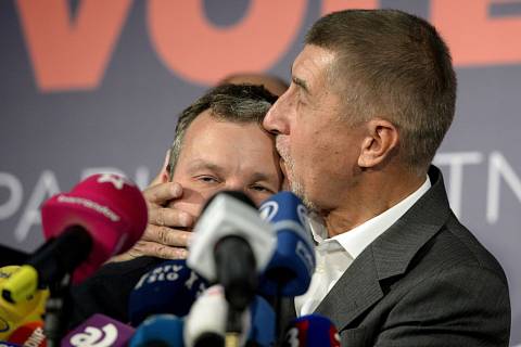 Předseda vítězného hnutí ANO Andrej Babiš (vpravo) okomentoval 21. října na tiskové konferenci ve volebním štábu v Praze výsledky sněmovních voleb. Vlevo je Marek Prchal.
