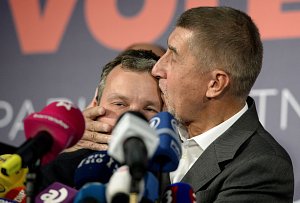 Předseda vítězného hnutí ANO Andrej Babiš (vpravo) okomentoval 21. října na tiskové konferenci ve volebním štábu v Praze výsledky sněmovních voleb. Vlevo je Marek Prchal