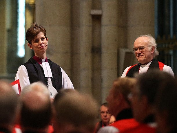 V katedrále v britském Yorku byla dnes uvedena do úřadu první biskupka anglikánské církve v Anglii Libby Laneová. 