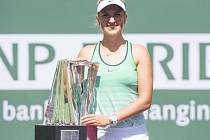 Viktoria Azarenková s trofejí pro vítězku turnaje v Indian Wells.