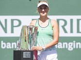 Viktoria Azarenková s trofejí pro vítězku turnaje v Indian Wells.