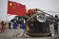 Návratová kapsle vesmírné lodi Šen-čou 13, která se třemi čínskými astronauty přistála 16. dubna 2022 v poušti Gobi.