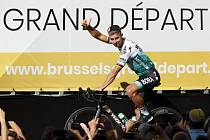 Slovenský cyklista Peter Sagan zdraví diváky před startem Tour de France