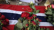 Na ostrov Utöya se v sobotu 20. srpna 2011 vydali ti, kdo přežili tamní masakr z 22. července, jejich rodiny, příbuzní a známí, dohromady asi 1000 osob. Doprovázeli je zdravotníci, policisté i psychologové, aby lidé byli s to čelit bolestným vzpomínkám.