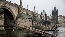 6. Karlův most v Praze patří mezi nejoblíbenější památky.