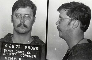 Sériový vrah Edmund Kemper na policejním identifikačním snímku, pořízeném v dubnu 1973