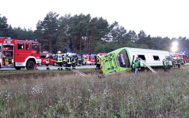 Autobus sjel ze silnice u města Wöbbelin nedaleko Hamburku ze silnice a převrátil se na bok.