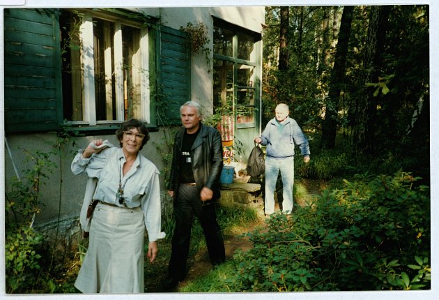 Za Hrabalovými přijížděli do Kerska často přátelé. Na snímku je Hana Hegerová, Stanislav Klos a hostitel Hrabal.