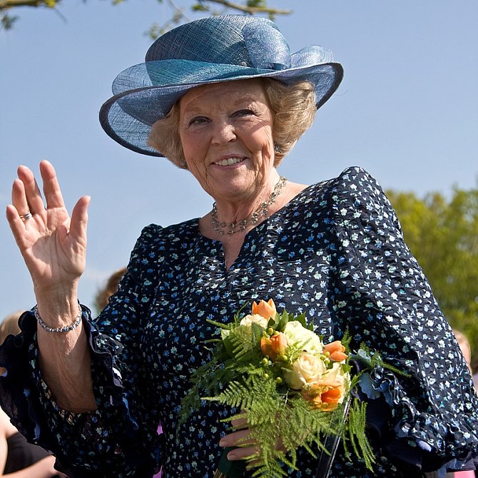 Nizozemská královna Beatrix, která se měla stát jednou z obětí automobilového atentátu, při své návštěvě města Vries