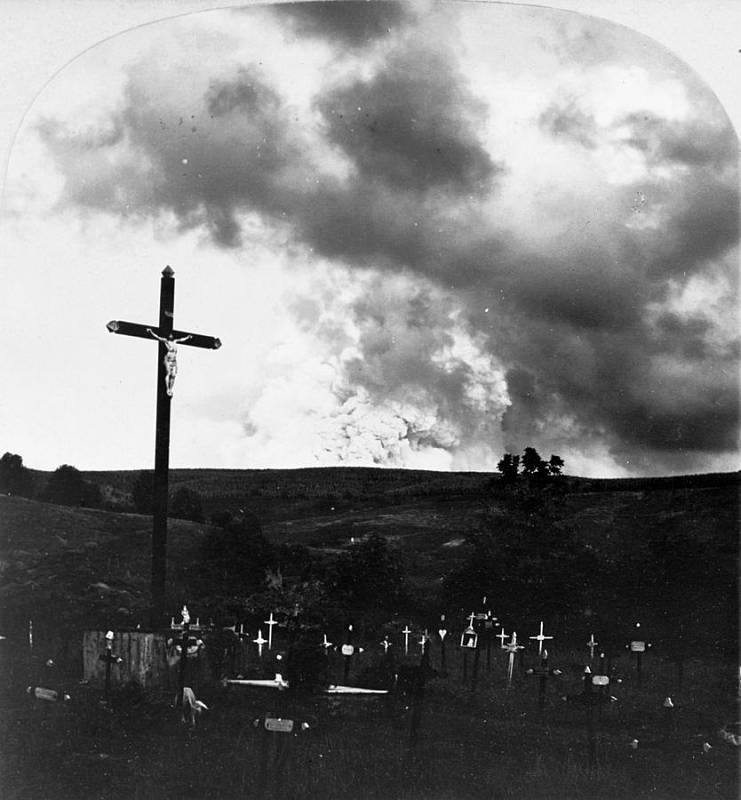 Erupce sopky Mount Pelée na ostrově Martinik v roce 1902, se hřbitovem v popředí. Levá polovina karty stereoskopu