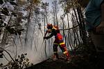 Slovenský hasič zasahuje u lesního požáru 10. srpna 2021 na řeckém ostrově Euboia