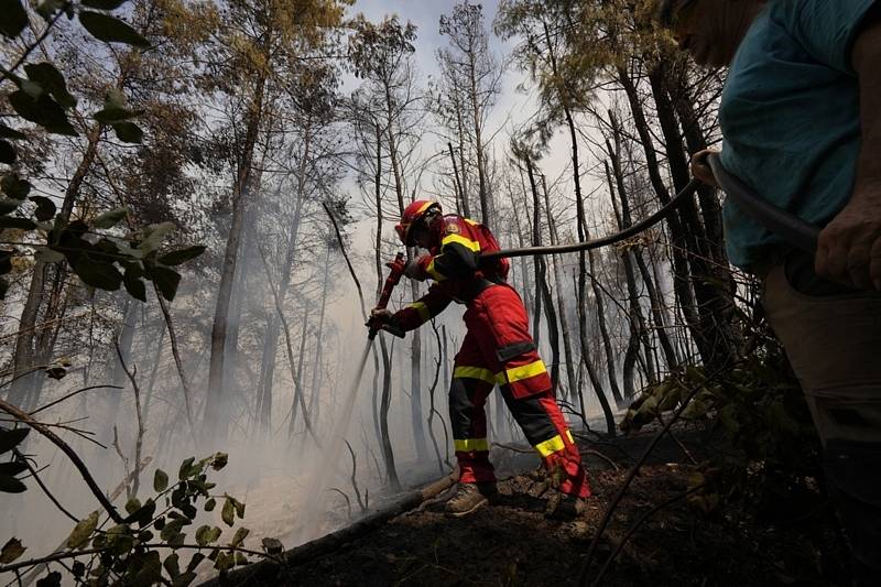 Slovenský hasič zasahuje u lesního požáru 10. srpna 2021 na řeckém ostrově Euboia