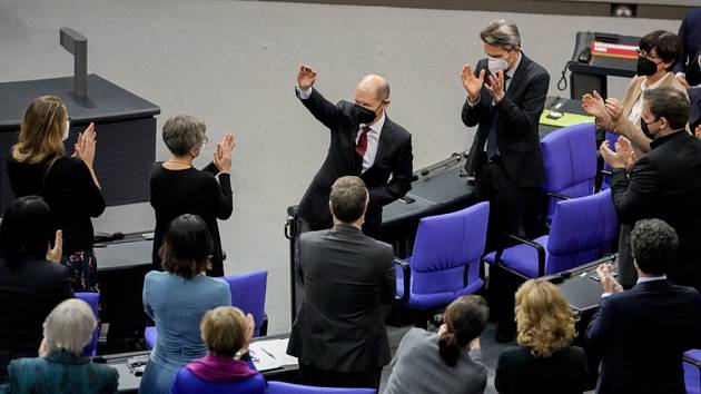 Olaf Scholz (uprostřed) ve Spolkovém sněmu po zvolení německým kancléřem, 8. prosince 2021