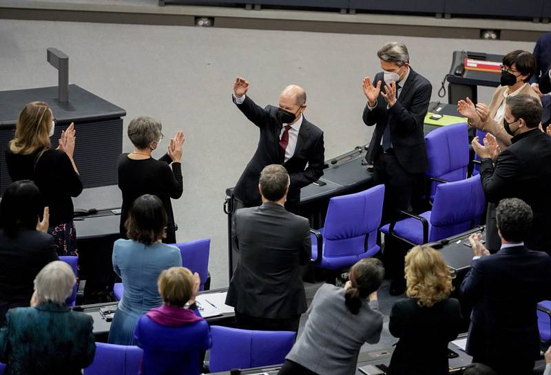 Olaf Scholz (uprostřed) ve Spolkovém sněmu po zvolení německým kancléřem, 8. prosince 2021