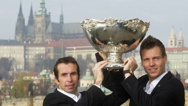 Radek Štěpánek (vlevo), Tomáš Berdych a Hradčany.