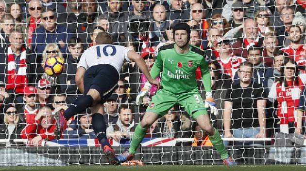Petr Čech inkasoval proti Tottenhamu pouze z penalty. Tady si na něj Harry Kane nepřišel.