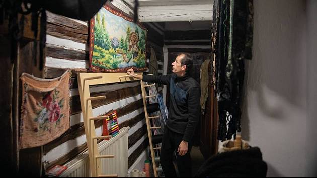 Tkadlec Josef Fidler ze Rváčova pokračuje v historickém objektu hlinecké památkové rezervace Betlém Hlinsko v tradici ručního tkalcovství. Zabývá se výrobou dříve slavné a populární hlinecké žinylky