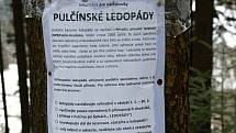 Pulčínské ledopády lákají každoročně na neobvyklou podívanou. Lidé je berou útokem a nerespektují pravidla CHKO Beskydy. 5. února 2021 byla přístupová cesta zledovatělá.