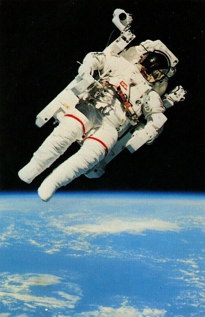 Astronaut Bruce McCandless se v otevřeném kosmickém prostoru pohyboval pomocí tryskového pohonu umístěném ve speciálním batohu na jeho zádech.