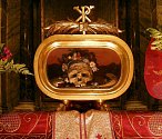 Strašidelně působící lebka svatého Valentýna, uchovávaná jako relikvie v římském chrámu Panny Marie (Santa Maria in Cosmedin), jakoby varovala, že tvář tohoto světce nemusí být jen láskyplná. Jeho svátek se pojí i s mnoha krvavými a záhadnými událostmi.