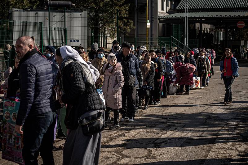 Lidé prchající z Ukrajiny přicházejí na Slovensko přes hraniční přechod Uble (Ubľe), 27. února 2022. Slovensko uvedlo, že po ruské vojenské operaci na Ukrajině vpustí do země prchající Ukrajince.