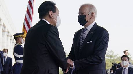 Americký prezident Joe Biden (vpravo) a jeho jihokorejský protějšek Jun Sok-jol se setkali 21. května 2022 v Soulu