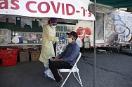 Odběrové místo pro testování na koronavirus ve městě Lawrence v americkém státě Massachusetts, 2. července 2020