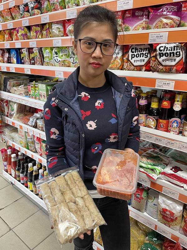 JANA NGUYENOVÁ ve svém minimarketu v Olomouci propaguje tradiční vietnamskou gastronomii