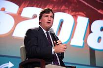 Tucker Carlson v roce 2018 na studentském summitu ve West Palm Beach na Floridě