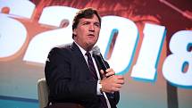 Tucker Carlson v roce 2018 na studentském summitu ve West Palm Beach na Floridě