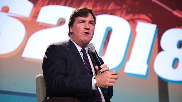 Tucker Carlson v roce 2018 na studentském summitu ve West Palm Beach na Floridě