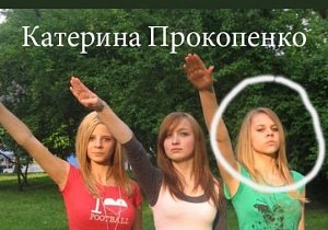 Na internetu se šíří další lež: Snímek hajlujících dívek není z Ukrajiny