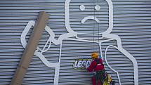 Aktivisté z ekologické organizace Greenpeace vyzvali 16. července happeningem v kladenské továrně firmy Lego, aby tento známý výrobce hraček přestal podporovat ropný koncern Shell. Ten podle nich svou nezodpovědností ohrožuje arktické prostředí.