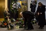 Lidé se přišli 2. ledna do strašnického krematoria v Praze rozloučit s Přemkem Podlahou. 