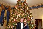 Oficiální vánoční strom Bílého domu se dle tradice nachází v Modrém pokoji. Na fotce prezident Bill Clinton s manželkou Hillary Clinton u stromku v roce 2000.