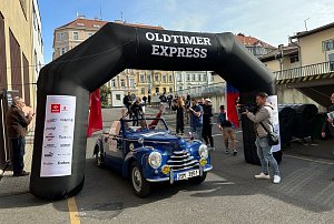 Start první jízdy Oldtimer Expressu v Praze.