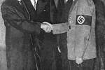 Neville Chamberlain (vlevo) a Adolf Hitler.