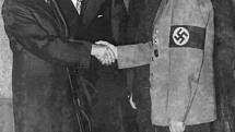 Neville Chamberlain (vlevo) a Adolf Hitler.