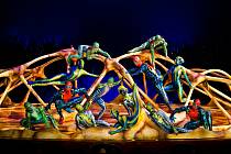 Cirque du Soleil Entertainment Group má v současné době přes 4 000 zaměstnanců, mezi které patří i 1 400 umělců z 50 zemí