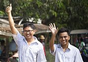 Novináři agentury Reuters Ťjo Sou U (vpravo) a Wa Lone po propuštění z barmské věznice.