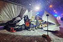Hasiči zasahují 21. ledna 2023 u nehody na Radotínském mostě na pražském okruhu, kde se brzy ráno srazily dodávka a nákladní auto. Spolujezdec z jednoho z vozů havárii nepřežil.