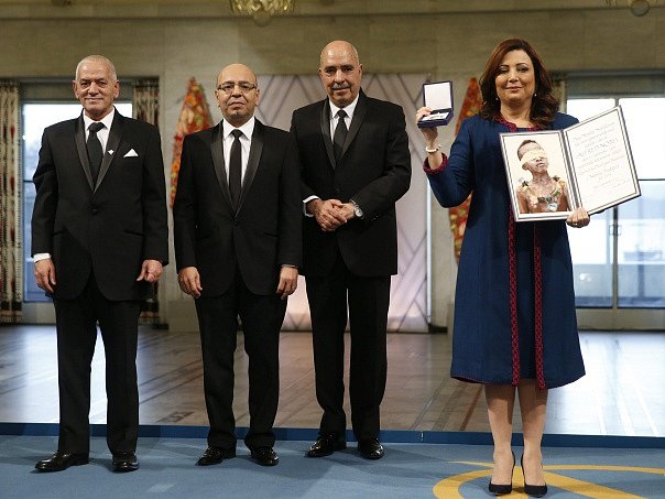 Zástupci takzvaného tuniského kvartetu pro národní dialog přebrali v Oslo Nobelovu cenu za mír.