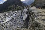 Zničená silnice v údolí Kalam v severním Pákistánu 30. srpna 2022