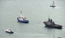Rusko dnes předalo Ukrajině tři plavidla zadržená loni v Kerčském průlivu. Na snímku vpravo je tažena jedna z lodí na místo předání