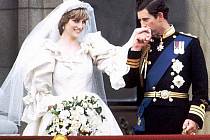 Novomanželé lady Diana a britský následník trůnu princ Charles na balkónu Buckinghamského pláce krátce po svatebním obřadu.