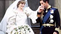 Novomanželé lady Diana a britský následník trůnu princ Charles na balkónu Buckinghamského paláce krátce po svatebním obřadu