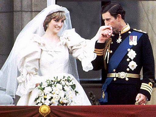 Novomanželé lady Diana a britský následník trůnu princ Charles na balkónu Buckinghamského paláce krátce po svatebním obřadu