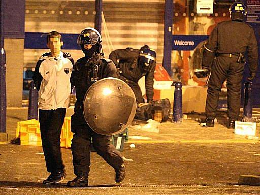 Několik londýnských čtvrtí bylo v noci dějištěm nových incidentů navazujících na nepokoje, jež vypukly v přistěhovalecké čtvrti Tottenham po čtvrtečním zabití jednoho muže policií. 